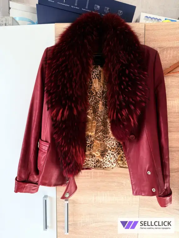 Гламурная куртка с красным меховым воротником