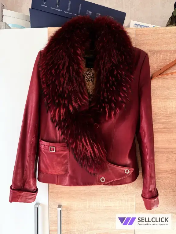 Гламурная куртка с красным меховым воротником