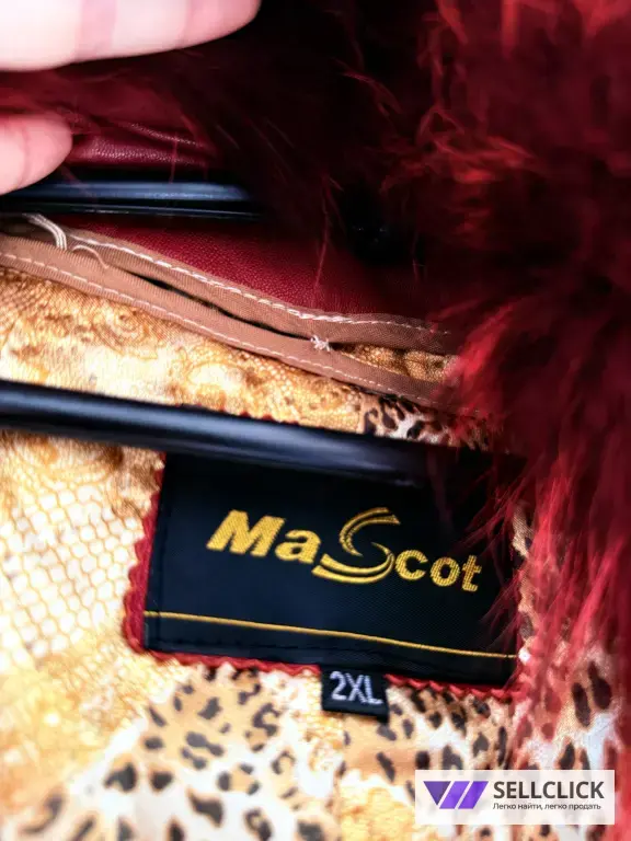 Гламурная куртка с красным меховым воротником