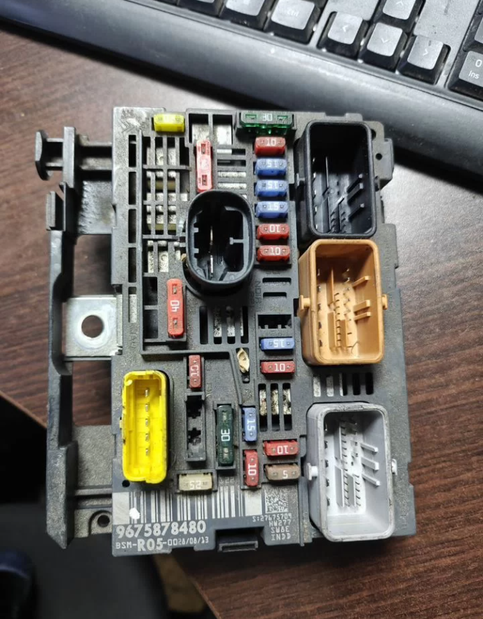 Блок предохранителей Пежо Ситроен 9675878480