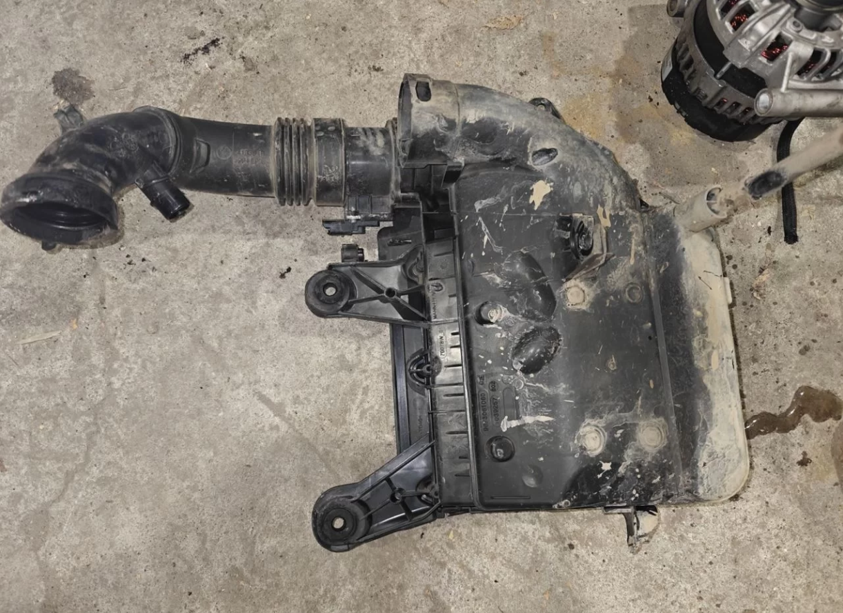 Корпус воздушного фильтра Пежо Ситроен