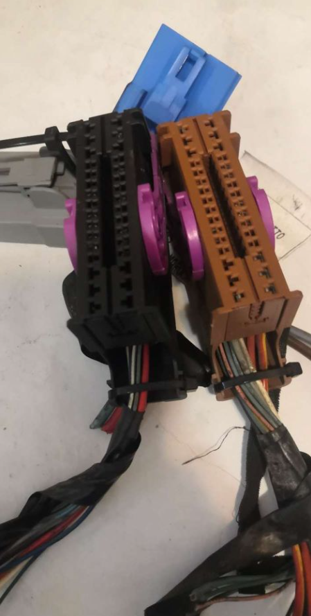 Фишки блока предохранителей (под капот)