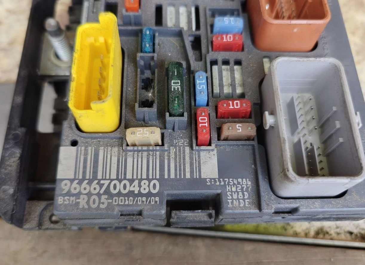 Блок предохранителей Пежо R-05