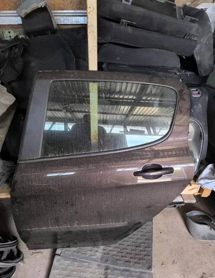 Задняя левая дверь Пежо 308