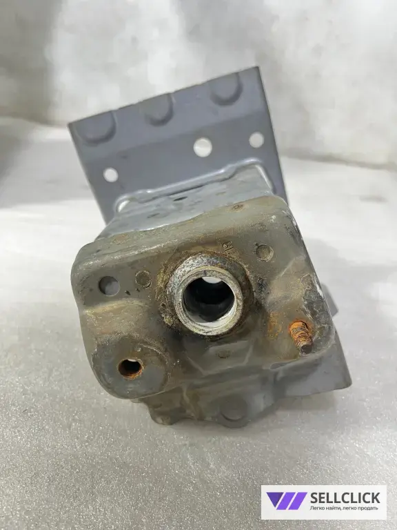 Кронштейн усилителя бампера Toyota RAV4 50 передний левый