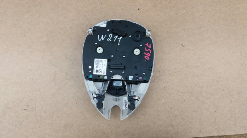 Плафон салонный передний на Mercedes Benz E-Klasse W211 / Мерседес Е Класс 211 2002-2009г.\nОригинал.\nВ отличном состоянии. Рабочий. Без дефектов. Отправим в регионы ТК.