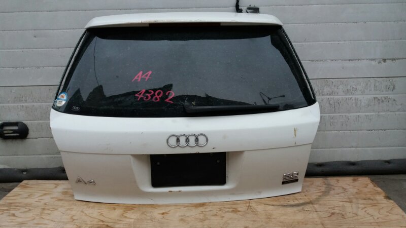 Дверь крышка багажника универсал на Audi A4 B6 / Ауди А4 Б6 2000-2004г.\nОригинал.\nБез жучков и коррозии. Заводская краска.\nРазбито стекло, снят поводок дворника, есть потёртости и царапины.\nЦена за дверь в сборе как на фото: замок, обшивка, доврник, э