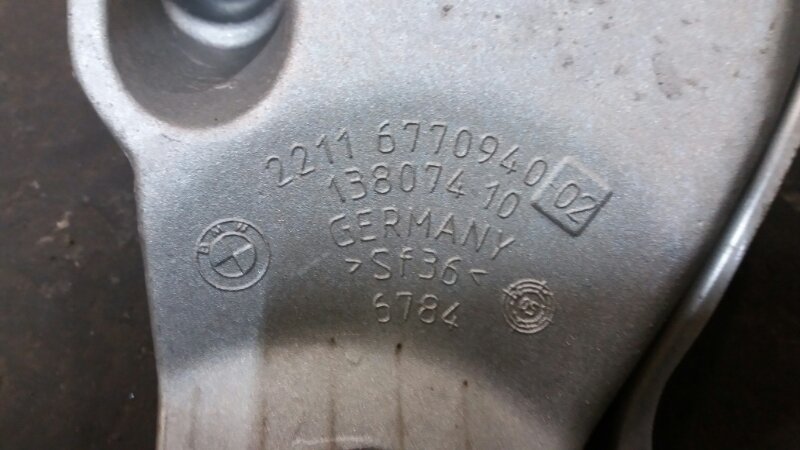 Кронштейн двигателя правый N52 на BMW 5 E60 E61 / БМВ Е60 Е61 2003-2009г.\nОригинал.\nВ отличном состоянии. Без трещин.\nС двигателя N52 2.5 N52B25 N52B25A \nКонтрактная запчасть из Японии. Без пробега по РФ. Отправим в регионы ТК.