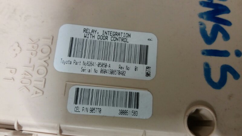 Блок предохранителей на Toyota Avensis II AZT250 T250 / Тойота Авенсис 2 Т250 250 2003-2008г Оригинал. В отличном состоянии. Без дефектов. Контрактная запчасть из Японии. Без пробега по РФ. Отправим в регионы ТК.