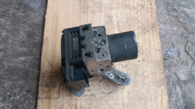 Блок ABS / насос АБС на Mercedes Benz E-Klasse W211 / Мерседес Е Класс 211 2002-2009г.\nОригинал.\nВ отличном состоянии.\nРабочий. Проверен.\nЗапчасть с аукциона Японии. Пробег 83000 км\nГарантия на установку и проверку.\nОтправим в регионы ТК.\nПрименимо