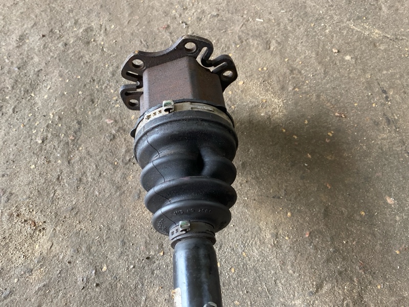 Полуось передняя левая 1.8 turbo 4WD, С автомобиля Audi A4 B6 AMB 1.8 Turbo АКПП Quattro полный привод седан цвет белый. Контрактная запчасть из Японии. Пробег 67 000 км. Без пробега по РФ. Есть люфт