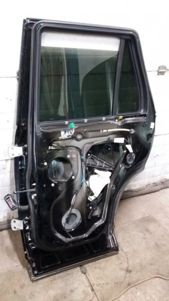 Дверь задняя правая в сборе на Land Rover Range Rover Sport L320 / Лэнд Ленд Ровер Рендж Рейндж Ровер Спорт 2005-2012г.\nОригинал.\nВ отличном состоянии. Без дефектов.\nБез жучков и коррозии. Заводская краска.\nЦена за всю дверь в сборе как на фото: молди