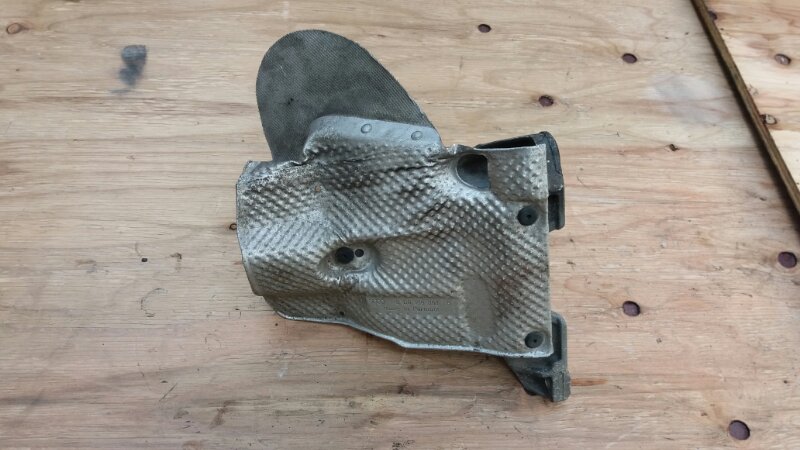 Кронштейн крепление двигателя левый AMB 1.8 turbo на Audi A4 B6 / Ауди А4 Б6 2000-2004г.\nОригинал.\nВ отличном состоянии. Целый.\nКонтрактная запчасть из Японии. Без пробега по РФ. Отправим в регионы ТК.\nПрименимость:\nAudi A4 B6 2000-2004\nAudi A4 B7 2