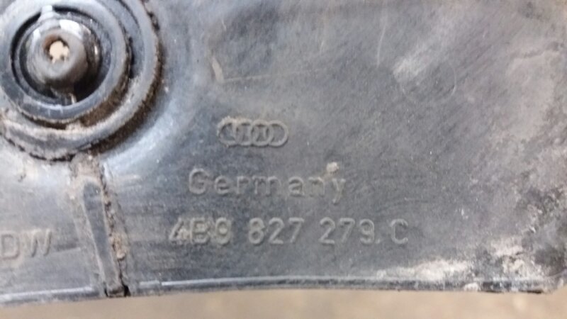 Накладка (кузов внутри) на петлю багажника левая / правая комплект на Audi Allroad A6 C5 Quattro / Ауди Олроад А6 С5 Кватро 2000-2005г.\nОригинал.\nВ отличном состоянии. Без дефектов. Цена за 2шт.\nКонтрактная запчасть из Японии. Без пробега по РФ. Отправ