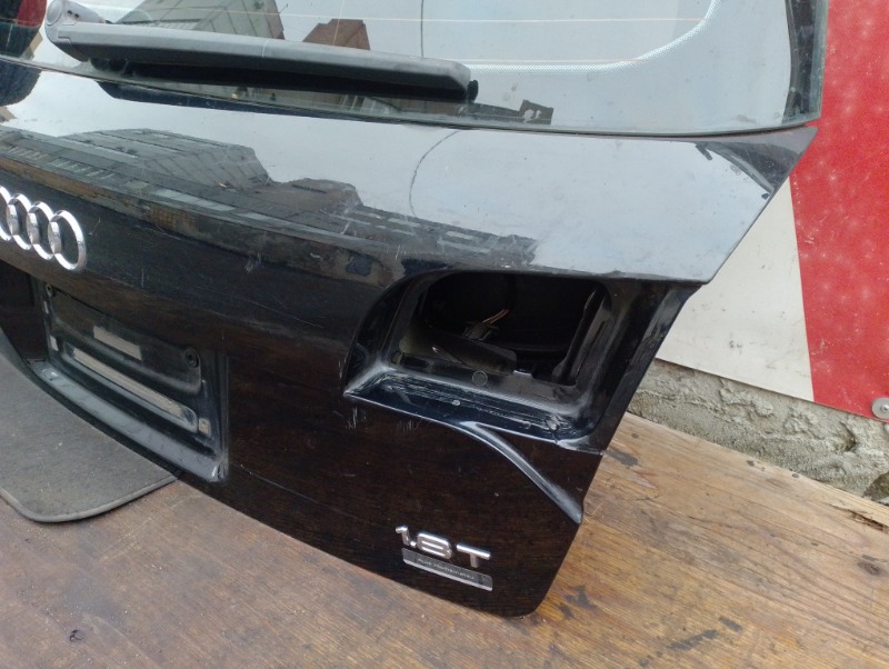Дверь задняя крышка багажника на Audi A4 B7 / Ауди А4 Б7 2004-2009г.\nОригинал.\nПрисутствуют потертости и царапины.\nЗаводская краска. Цвет черный. Без жучков и коррозии.\nВ сборе целиком вся дверь как на фото: стекло, эмблемы, обшивка, замок двери.\nКон