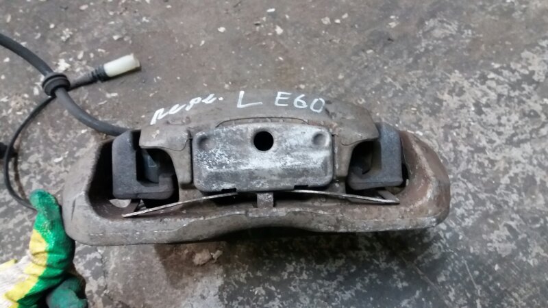Суппорт тормозной передний левый на BMW 5 E60 E61 / БМВ Е60 Е61 2003-2009г.\nОригинал.\nПод вентилируемые тормозные диски 324 мм.\nВ отличном состоянии, без дефектов. Рабочий.\nВ сборе как на фото: суппорт, скоба суппорта, тормозной шланг и новые тормозны