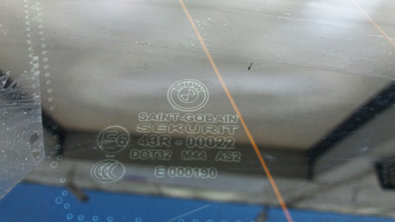 Стекло кузовное заднее глухое левое на БМВ X5 E53 / BMW Х5 Е53 2000-2007г. \nОригинал.\nСнято с распила из Японии.\nВ отличном состоянии. Трещин, царапин нет.\nКонтрактная запчасть из Японии. Без пробега по РФ. Отправим в регионы ТК.