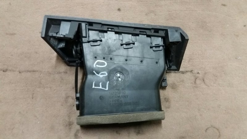 Дефлектор воздушный / воздуховод передний правый в торпедо БМВ Е60 Е61 / BMW 5 Е60 Е61 2003-2009г.\nОригинал.\nВ отличном состоянии. Без дефектов.\nНакладка молдинг под дерево без царапин.\nКонтрактная запчасть из Японии. Без пробега по РФ. Отправим в рег