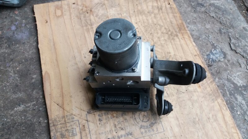 Блок ABS / насос АБС на Mercedes Benz E-Klasse W211 / Мерседес Е Класс 211 2002-2009г.\nОригинал.\nВ отличном состоянии.\nРабочий. Проверен.\nЗапчасть с аукциона Японии. Пробег 83000 км\nГарантия на установку и проверку.\nОтправим в регионы ТК.\nПрименимо