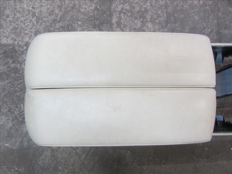 Консоль центральная и подлокотник бежевая кожа в сборе, Автомобиль с аукциона Японии. Infiniti M35 Y50 / Nissan Fuga 3.5 AT VQ35HR 4WD (полный привод) 2008г рестайлинг цвет серебро. Пробег 95000 км по Японии. Без пробега по РФ., отличное, оригинал