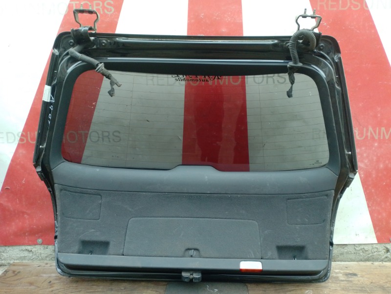 Дверь задняя крышка багажника на Audi A4 B7 / Ауди А4 Б7 2004-2009г.\nОригинал.\nПрисутствуют потертости и царапины.\nЗаводская краска. Цвет черный. Без жучков и коррозии.\nВ сборе целиком вся дверь как на фото: стекло, эмблемы, обшивка, замок двери.\nКон