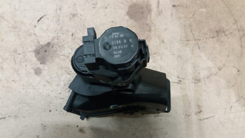 Моторчик заслонки печки сервопривод БМВ Е60 Е61 / BMW 5 Е60 Е61 2003-2009г. Оригинал.