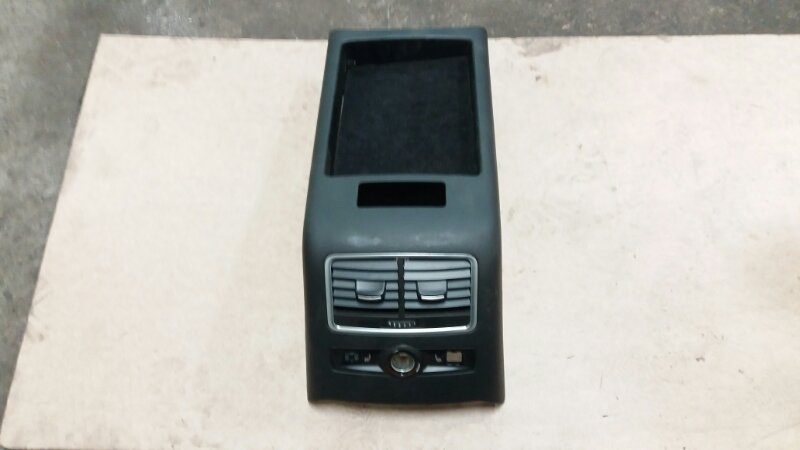 Консоль нижняя часть с дефлектором на Audi Allroad A6 C6 / Ауди Олрод Алроад А6 С6 2006-2012г Оригинал. В отличном состоянии. Без дефектов.