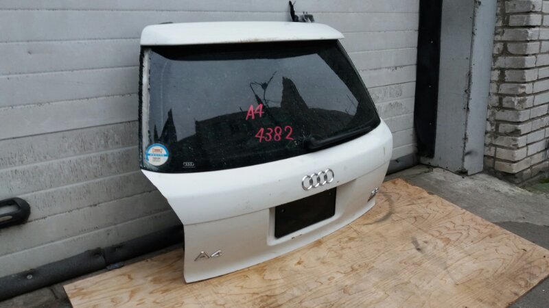 Дверь крышка багажника универсал на Audi A4 B6 / Ауди А4 Б6 2000-2004г.\nОригинал.\nБез жучков и коррозии. Заводская краска.\nРазбито стекло, снят поводок дворника, есть потёртости и царапины.\nЦена за дверь в сборе как на фото: замок, обшивка, доврник, э