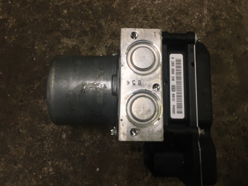 Блок ABS насос на BMW X3 E83 / BMW Х3 Е83 2004-2010г. \nОригинал.\nВ отличном состоянии. Рабочий.\nС двигателя M54 2.5 AT 4WD / М54 2,5 литра бензин\nКонтрактная запчасть из Японии. Гарантия на установку и проверку. Отправим в регионы ТК.