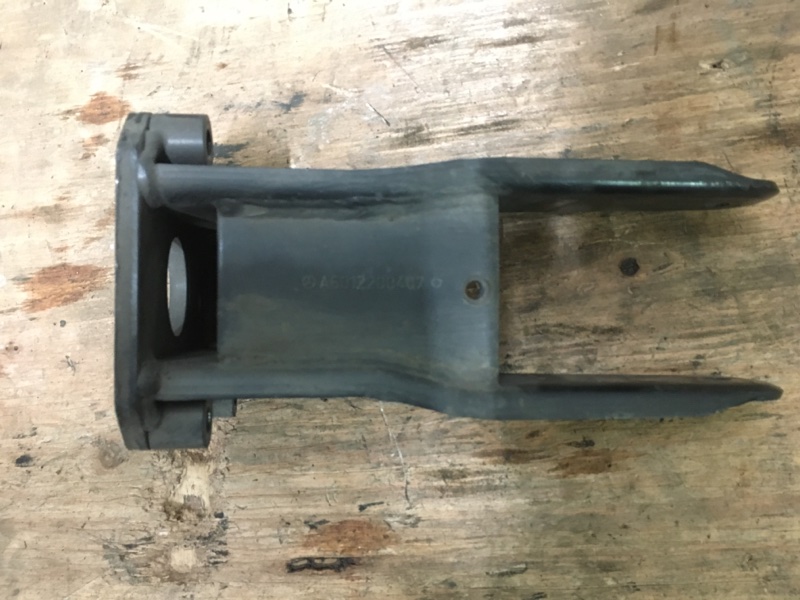 Кронштейн двигателя задний на Mercedes Benz Vito W638 / Мерседес Вито 638 1996-2003г. Оригинал. В отличном состоянии. Без дефектов. Контрактная запчасть из Японии. Без пробега по РФ. Отправим в регионы ТК.