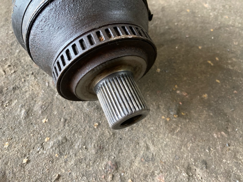 Полуось передняя левая 1.8 turbo 4WD, С автомобиля Audi A4 B6 AMB 1.8 Turbo АКПП Quattro полный привод седан цвет белый. Контрактная запчасть из Японии. Пробег 67 000 км. Без пробега по РФ. Есть люфт