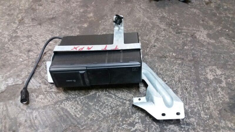 CD changer СД чейнджер / ченджер  под 6 дисков на Audi TT 8N 8N3 / Ауди ТТ 8Н купе 1998-2006г.\nОригинал.\nВ отличном состоянии. Рабочий.\nКонтрактная запчасть из Японии. Без пробега по РФ. Отправим в регионы ТК.