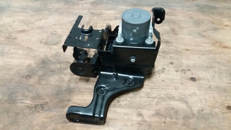 Блок ABS насос 1.8 Turbo BFB бензин на Audi A4 B7 / Ауди А4 Б7 2005-2007г.\nОригинал.\nВ отличном состоянии. Рабочий. Пробег 69000 км.\nКонтрактная запчасть из Японии. Без пробега по РФ. Отправим в регионы ТК.