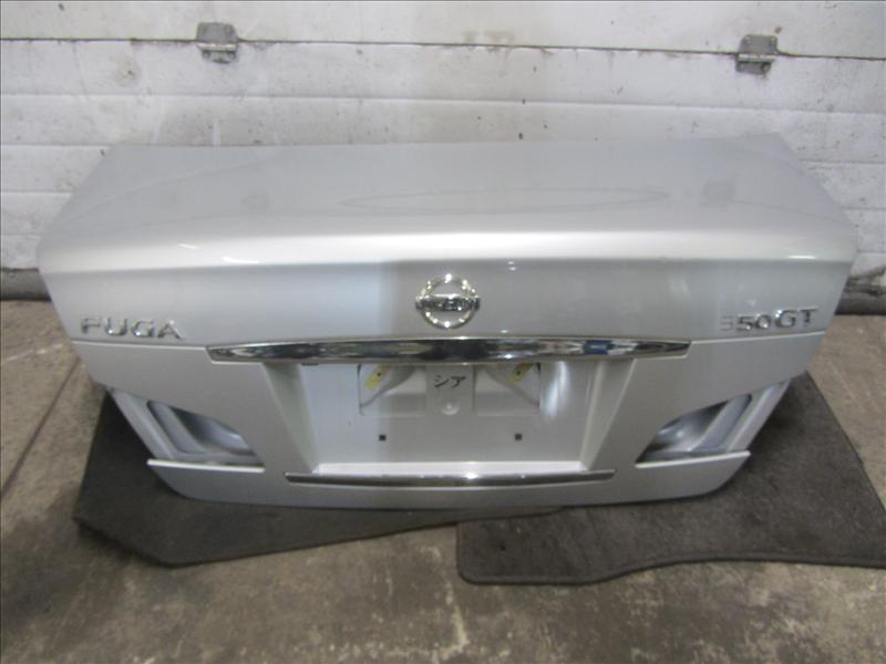 Крышка багажника серая, Автомобиль с аукциона Японии. Infiniti M35 Y50 / Nissan Fuga 3.5 AT VQ35HR 4WD (полный привод) 2008г рестайлинг цвет серебро. Пробег 95000 км по Японии. Без пробега по РФ., отличное, оригинал