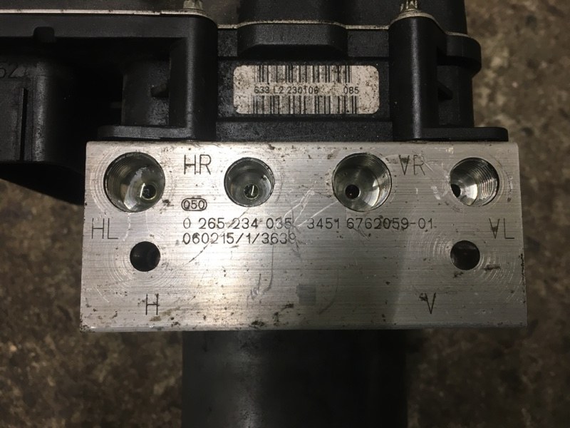 Блок ABS насос на BMW X3 E83 / BMW Х3 Е83 2004-2010г. \nОригинал.\nВ отличном состоянии. Рабочий.\nС двигателя M54 2.5 AT 4WD / М54 2,5 литра бензин\nКонтрактная запчасть из Японии. Гарантия на установку и проверку. Отправим в регионы ТК.
