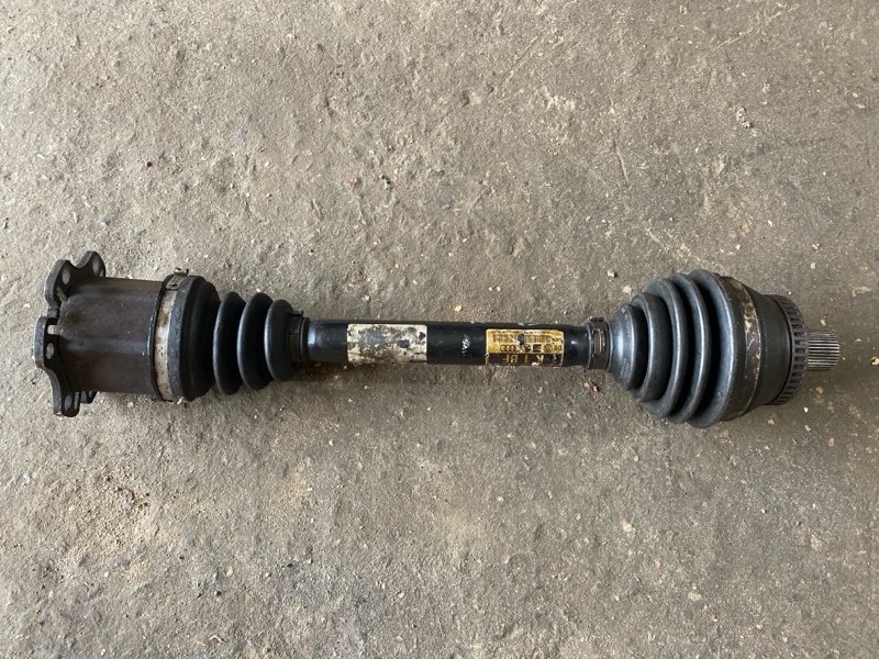 Полуось передняя левая 1.8 turbo 4WD, С автомобиля Audi A4 B6 AMB 1.8 Turbo АКПП Quattro полный привод седан цвет белый. Контрактная запчасть из Японии. Пробег 67 000 км. Без пробега по РФ. Есть люфт