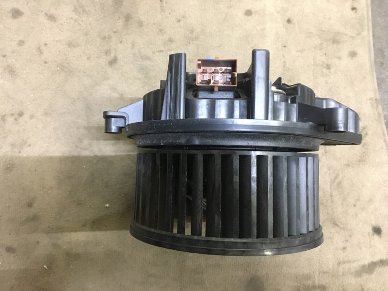 Моторчик отопителя печки на Audi A4 B6 / Ауди А4 Б6 2000-2004г.\nОригинал. Рабочий. Отправим в регионы ТК.