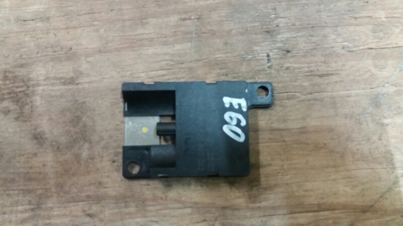 Антенна Bluetooth  БМВ Е60 Е61 / BMW 5 Е60 Е61 2003-2009г. Оригинал. \nВ отличном состоянии. Рабочая.\nКонтрактная запчасть из Японии. Гарантия на проверку. Отправим в регионы ТК.\nПрименимость:\nBMW 1-серия E82/E88 2007-2013\nBMW 1-серия E87/E81 2004-201