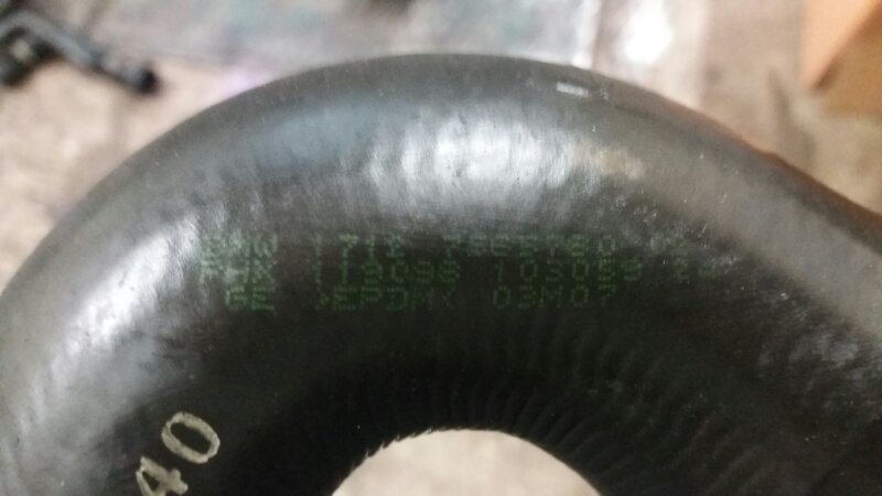 Патрубок радиатора БМВ Е60 Е61 / BMW 5 Е60 Е61 2003-2009г. \nОригинал.\nВ отличном состоянии. Без дефектов.\nКонтрактная запчасть из Японии. Отправим в регионы ТК.\nПрименимость:\nBMW 5-серия E60/E61 2003-2009\nBMW 6-серия E63 2004-2009\nBMW 6-серия E64 2