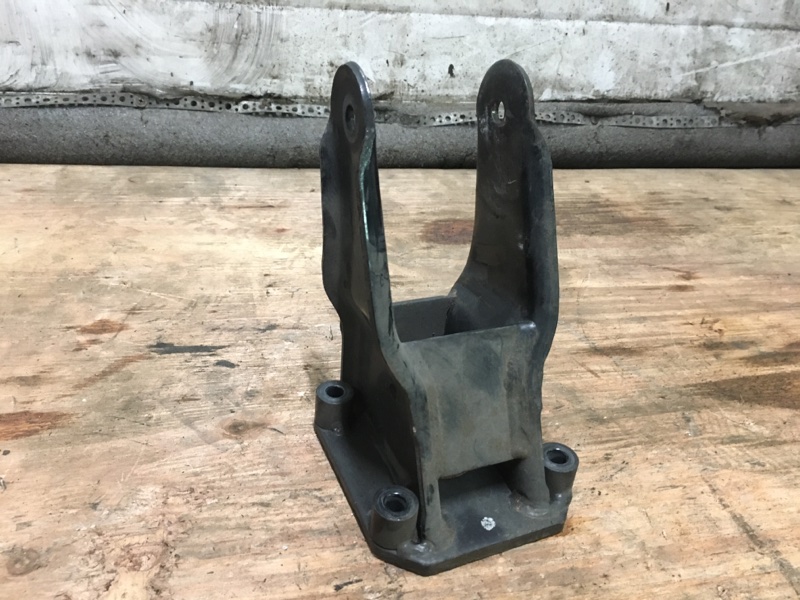 Кронштейн двигателя передний на Mercedes Benz Vito W638 / Мерседес Вито 638 1996-2003г. Оригинал. В отличном состоянии. Без дефектов. Контрактная запчасть из Японии. Без пробега по РФ. Отправим в регионы ТК.