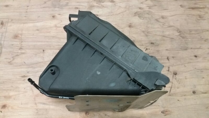 Корпус воздушного фильтра на Audi A4 B7 / Ауди А4 Б7 2005-2007г.\nОригинал.\nВ отличном состоянии. Без дефектов.\nС двигателя 1.8 Turbo BFB бензин АКПП.\nКонтрактная запчасть из Японии. Отправим в регионы ТК.
