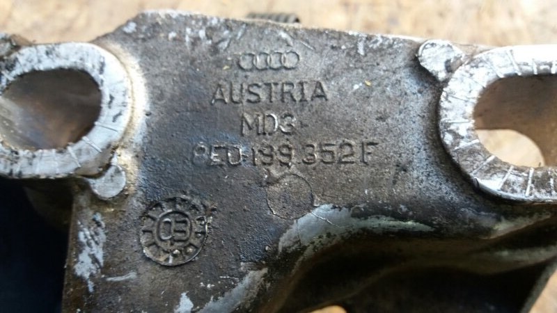 Кронштейн опоры двигателя правый на Audi A4 B6 / Ауди А4 Б6 2000-2004г.\nОригинал.\nВ отличном состоянии. Без трещин.\nКонтрактная запчасть из Японии. Без пробега по РФ. Отправим в регионы ТК.\nПрименимость:\nAudi A4 [B5] 1994-2001\nAudi A4 [B6] 2000-2004