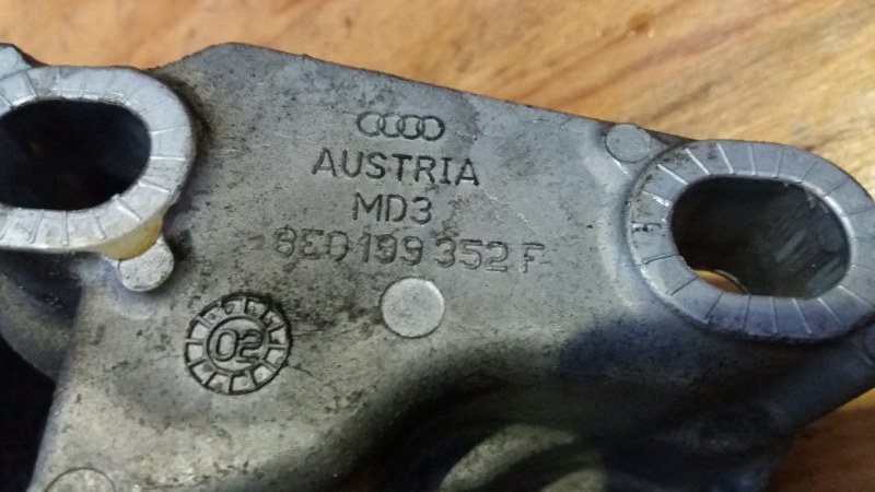 Кронштейн двигателя правый на Audi A4 B6 / Ауди А4 Б6 2000-2004г. Оригинал.