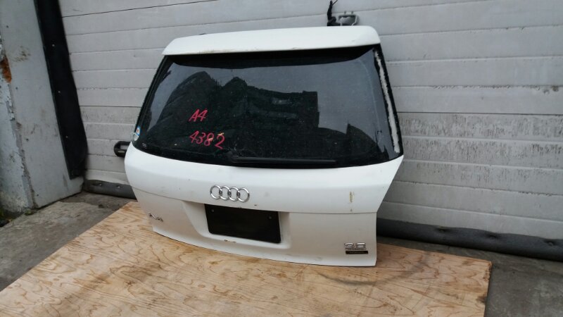 Дверь крышка багажника универсал на Audi A4 B6 / Ауди А4 Б6 2000-2004г.\nОригинал.\nБез жучков и коррозии. Заводская краска.\nРазбито стекло, снят поводок дворника, есть потёртости и царапины.\nЦена за дверь в сборе как на фото: замок, обшивка, доврник, э