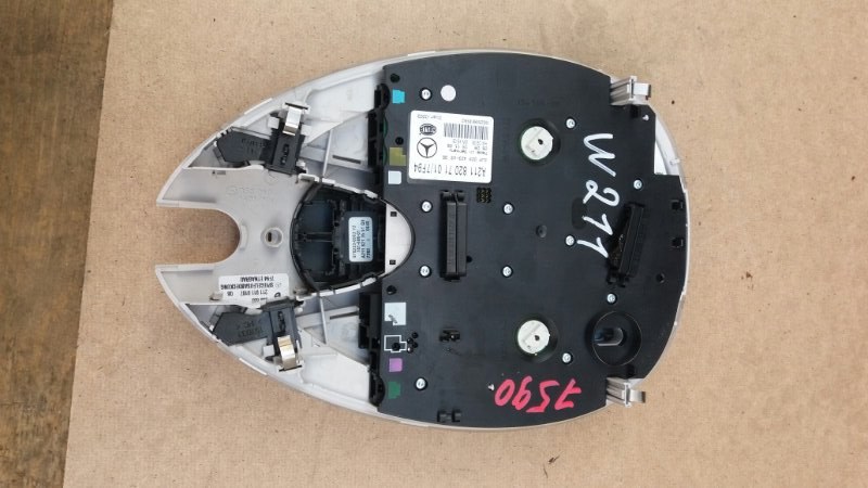 Плафон салонный передний на Mercedes Benz E-Klasse W211 / Мерседес Е Класс 211 2002-2009г.\nОригинал.\nВ отличном состоянии. Рабочий. Без дефектов. Отправим в регионы ТК.