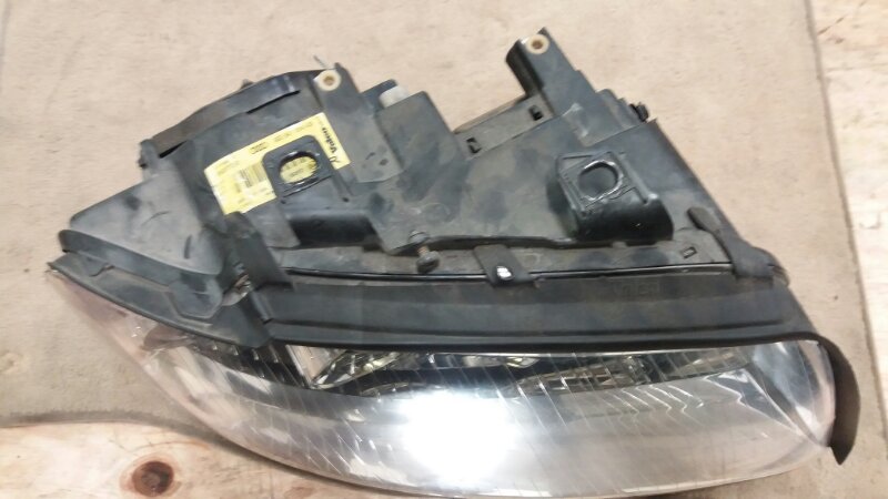 Фара передняя левая ксенон на Audi A4 B7 / Ауди А4 Б7 2005-2007г.\nОригинал.\nВ отличном состоянии. Без дефектов.\nСтекла целые, без трещин. В сборе с блоком розжига и лампой ксенон.\nКонтрактная запчасть из Японии. Без пробега по РФ. Отправим в регионы Т