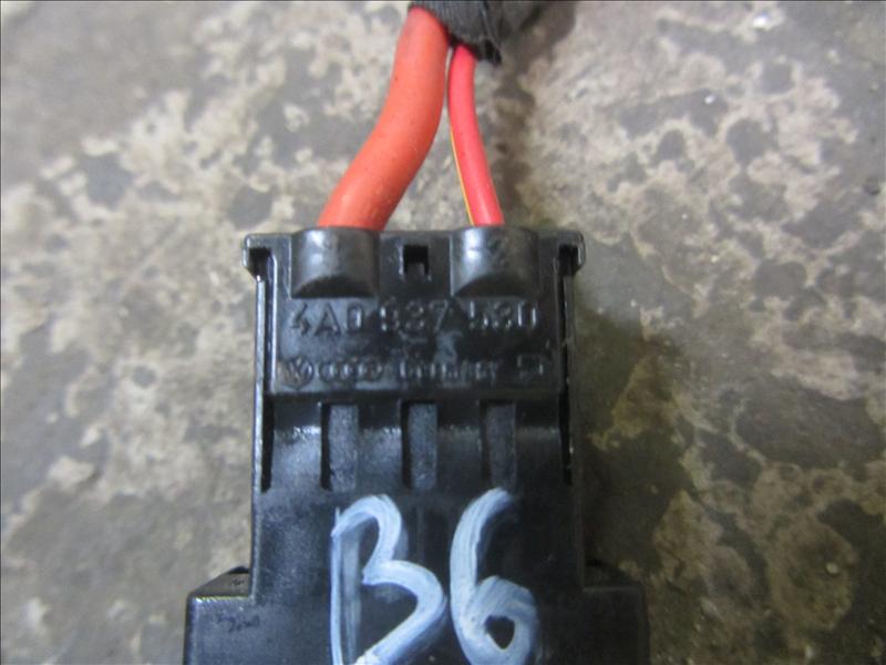Предохранитель с разъемом 443937105B , 4A0937530, С автомобиля VW Passat B6 2.0 л BVY (FSI) бензин АКПП HXJ (6A) синий 2006г 2WD передний привод. Контрактная запчасть, авто без пробега по РФ., отличное