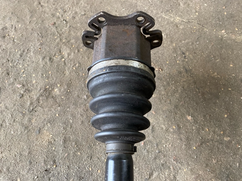 Полуось передняя левая 1.8 turbo 4WD, С автомобиля Audi A4 B6 AMB 1.8 Turbo АКПП Quattro полный привод седан цвет белый. Контрактная запчасть из Японии. Пробег 67 000 км. Без пробега по РФ. Есть люфт