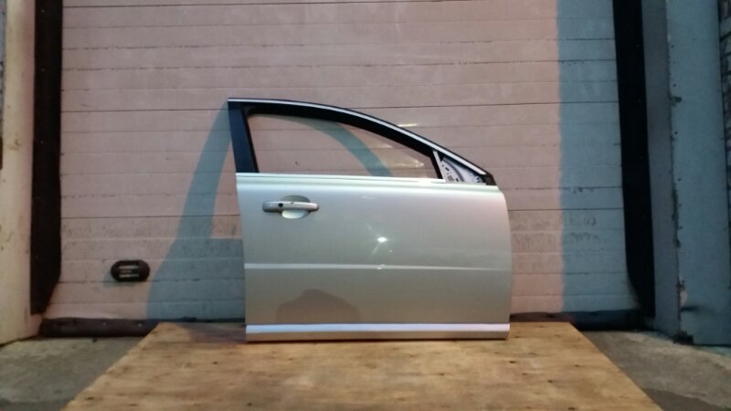 Дверь передняя правая в сборе на Volvo S80 II / Вольво С80 2 поколение 2006-2016г.\nОригинал.\nЦвет серебро.\nВ отличном состоянии. Без дефектов.\nБез жучков и коррозии. Заводская краска.\nПродается целиком полная комплектность как на фото: дверь, молдинг