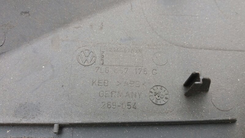 Накладки боковые на торпедо на VW Touareg I 7L / Фольксваген Туарег 1 2002-2010г.\nОригинал.\nЦена за 2шт.\nВ хорошем состоянии. Крепления целые. Отправим в регионы ТК.